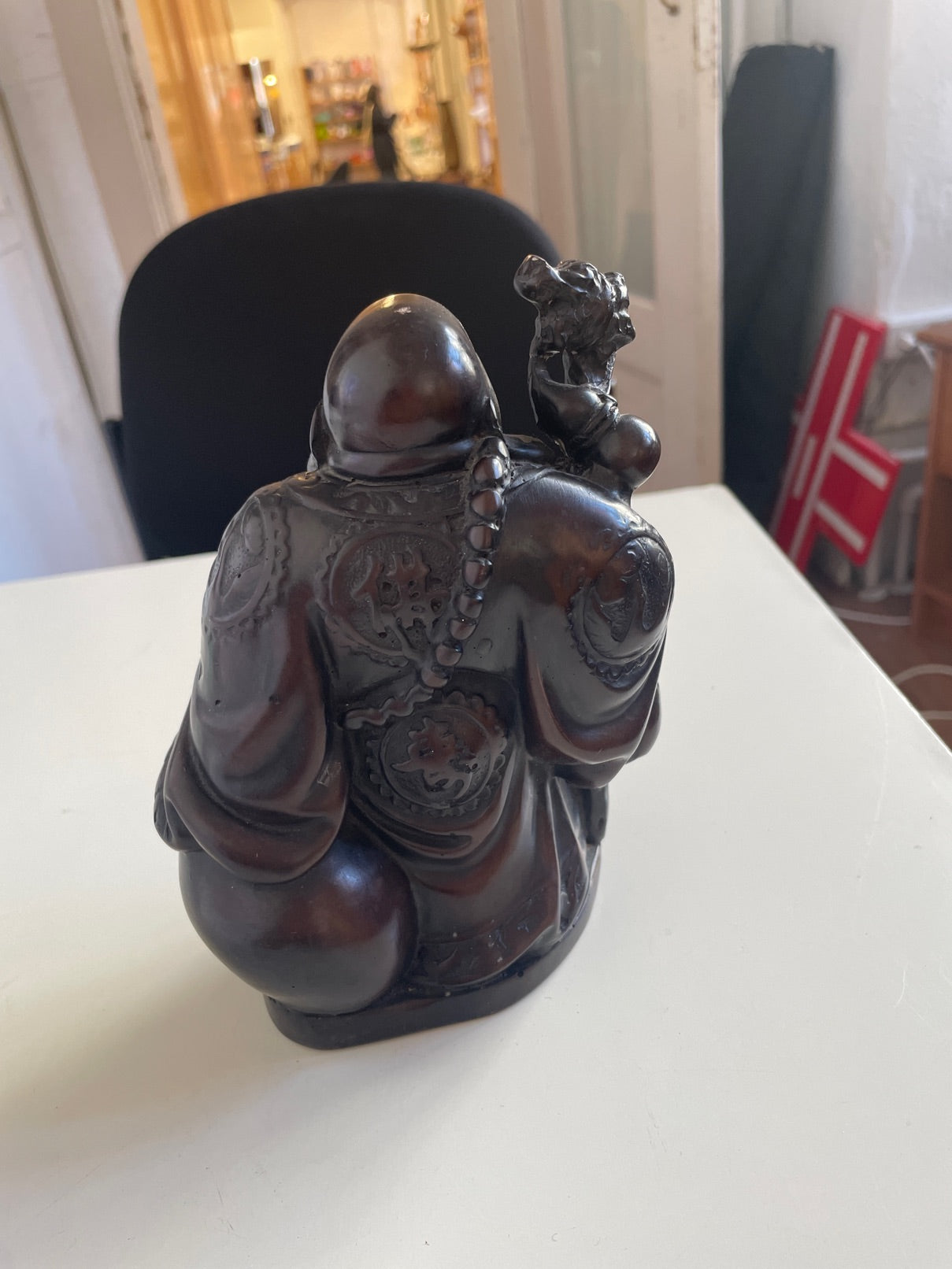 Smilende Buddha figur i hårdt træ